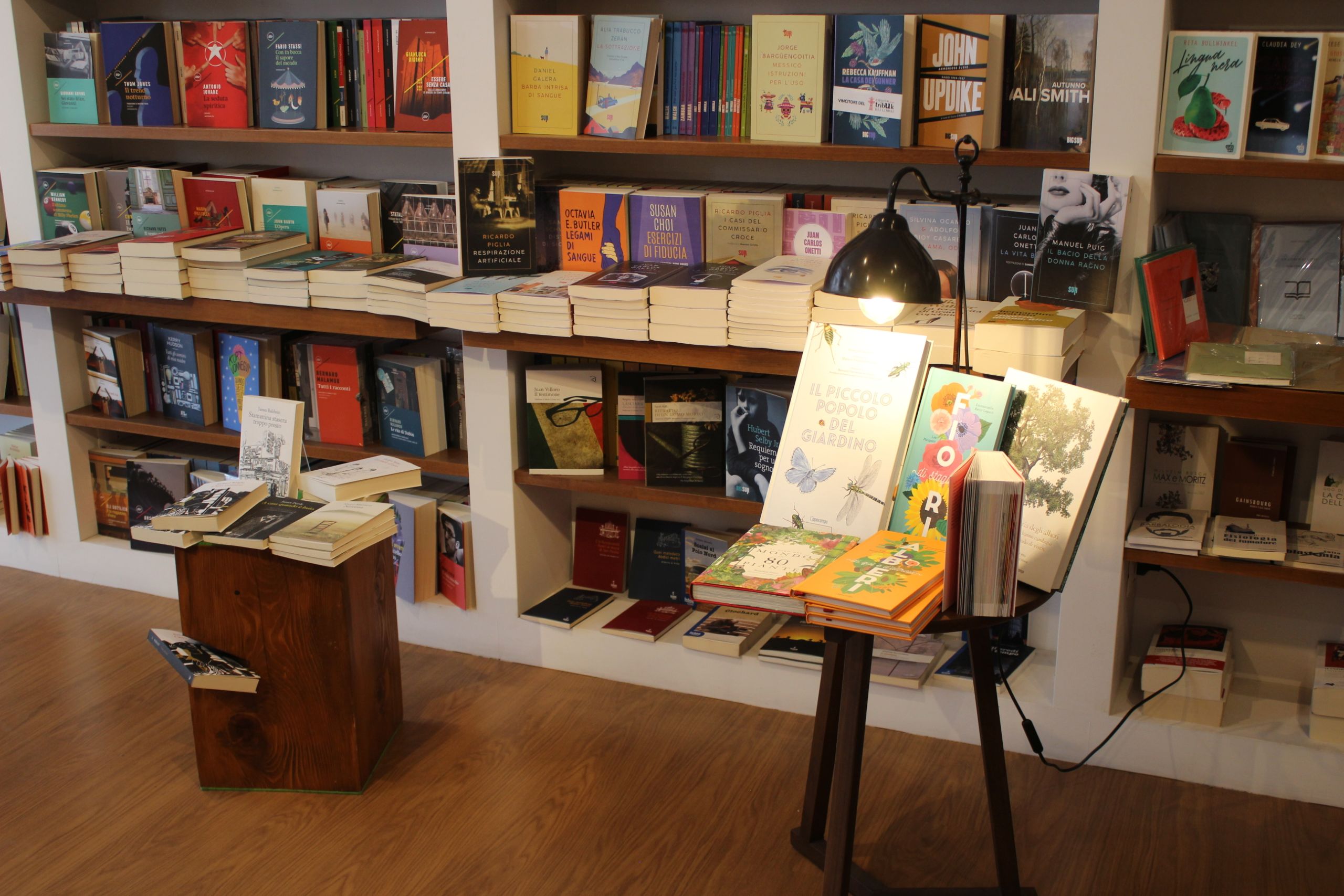 Behind the shelves of Italian independent bookshops